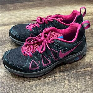 Nike Women's Black and Pink Athletic Sneakers